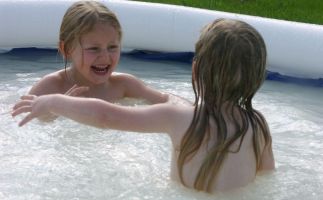 Kinder beim Baden – Badefreuden ohne Angst vor Sonnenbrand