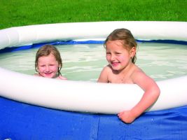Kinder im Basenpool